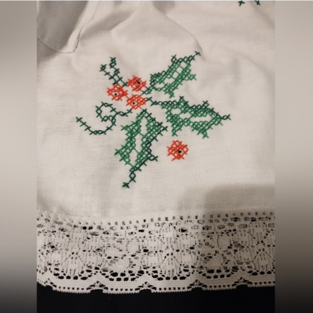 Vintage Linen Hand Embroidered Waist Apron Holly Green and Berries Lace Details - Picture 3 of 4